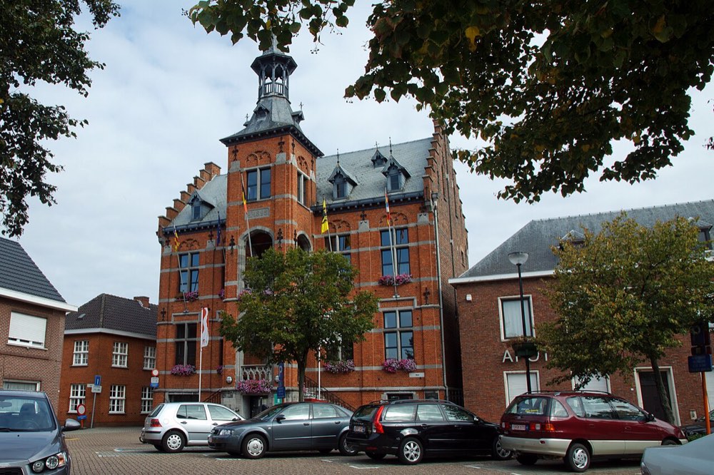 Gemeentehuis in neogotische stijl te Retie