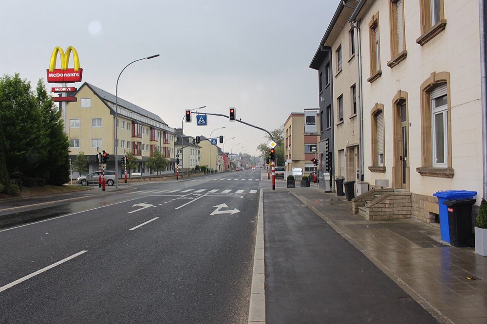 На улице Арлон (Route d'Arlon) около Макдональдса - panoramio — Strassen